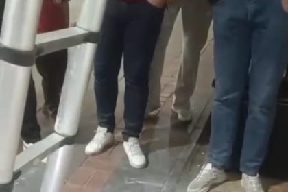 kolon-bosluguna-dusen-2-yavru-kedi-itfaiye-ekipleri-tarafindan-kurtarildi