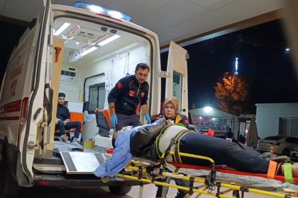 kontrolden-cikan-otomobil-agaca-carpti-3-kisi-yaralandi