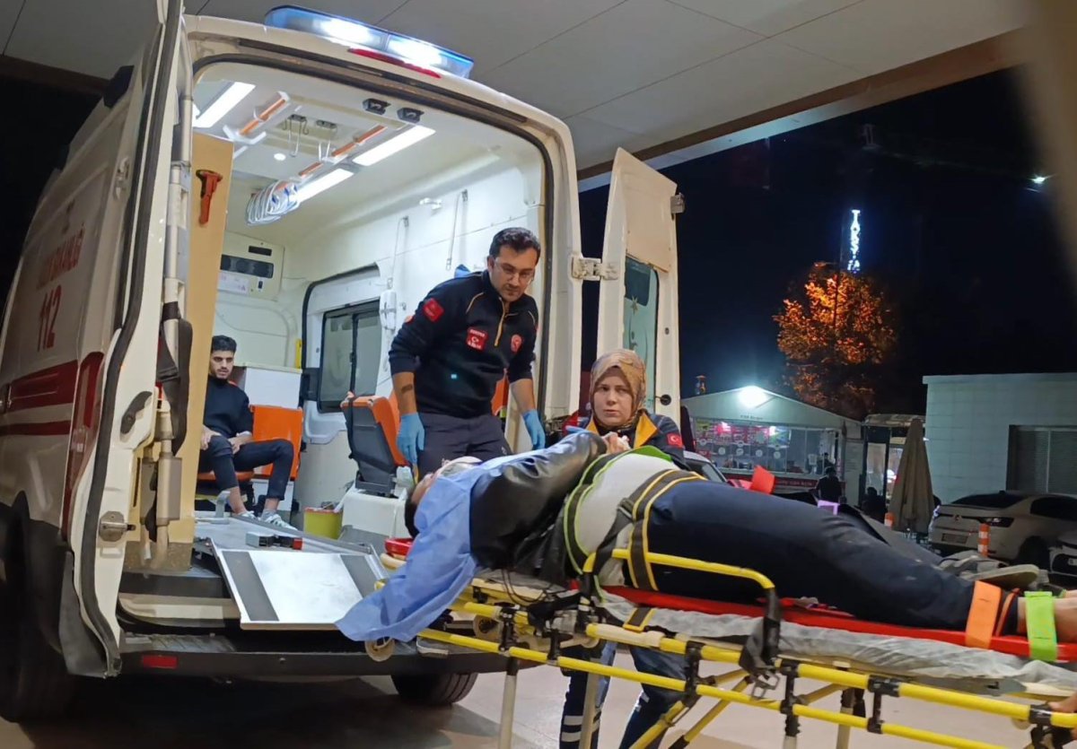 kontrolden-cikan-otomobil-agaca-carpti-3-kisi-yaralandi