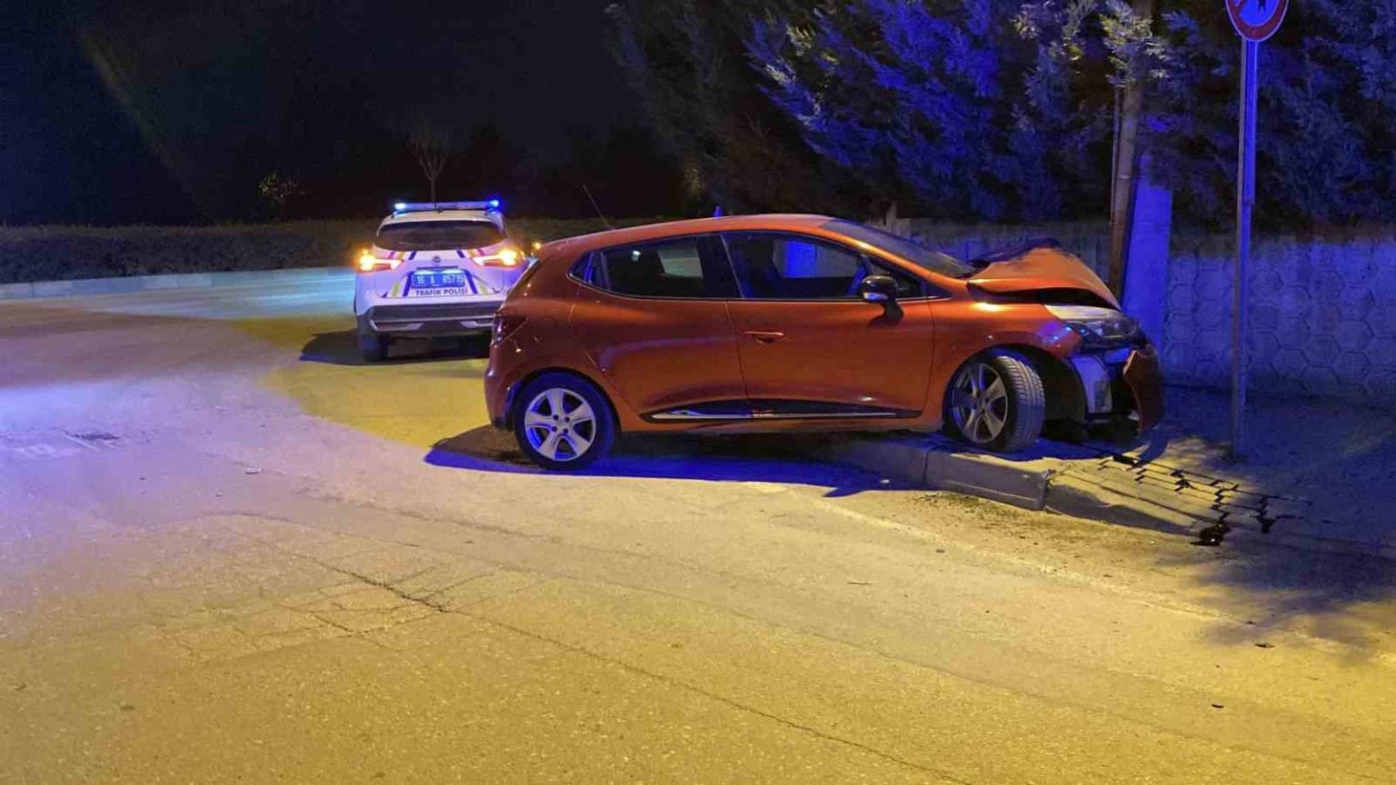 kontrolden-cikan-otomobil-beton-direge-carpti