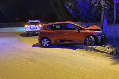 kontrolden-cikan-otomobil-beton-direge-carpti