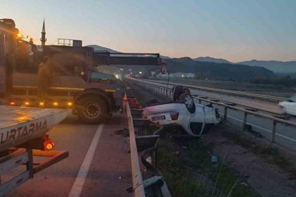 kontrolden-cikan-otomobil-takla-atti-2-yarali