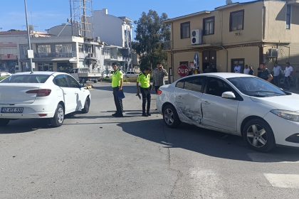 manavgatta-2-otomobil-kavsakta-carpisti-1-yarali