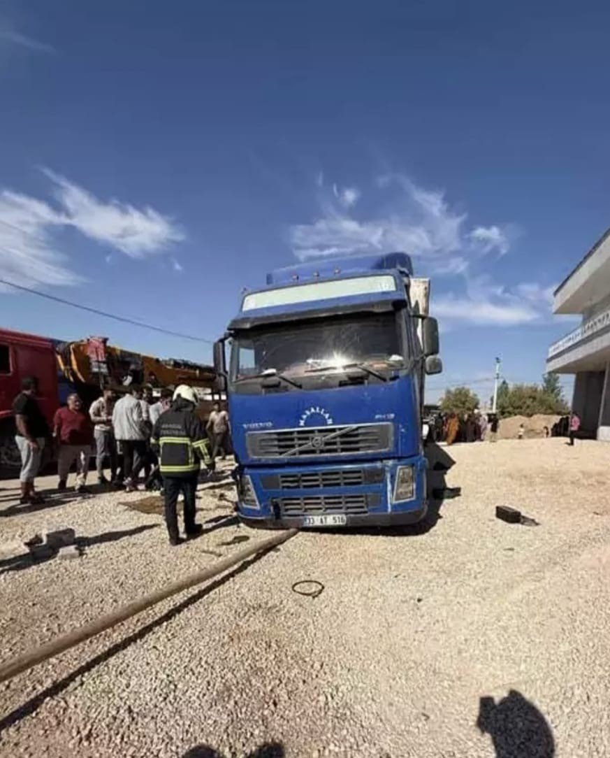 mardinde-patlayan-lastigi-degistirmek-isteyen-tir-soforu-aracin-altinda-kaldi