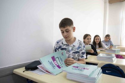 mersinde-5-bin-ogrenciye-ucretsiz-kaynak-kitap-dagitildi