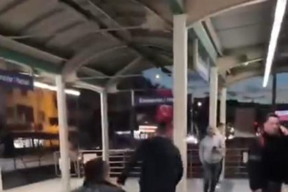 metroda-cikan-kavgada-yumruklar-havada-ucustu-kavgayi-izleyen-vatandaslardan-bazilari-mac-seyreder-gibi-o-anlari-kayda-aldi