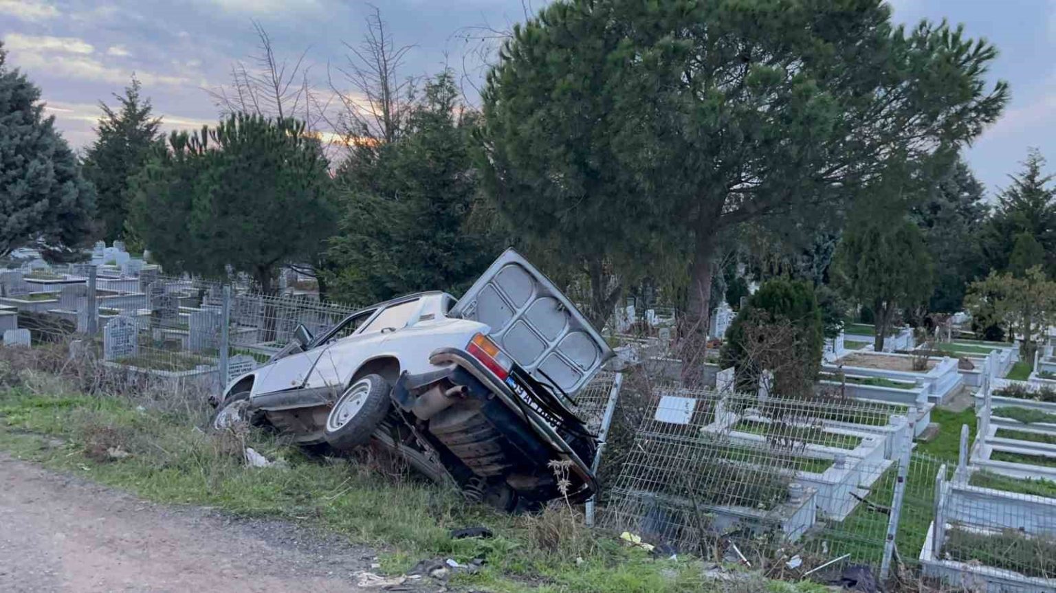 mezarliga-uctu-firar-etti-tekrar-kaza-mahalline-gelen-surucu-alkollu-cikti