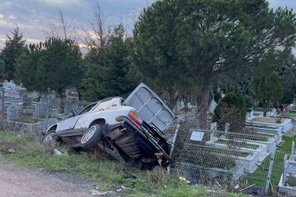 mezarliga-uctu-firar-etti-tekrar-kaza-mahalline-gelen-surucu-alkollu-cikti