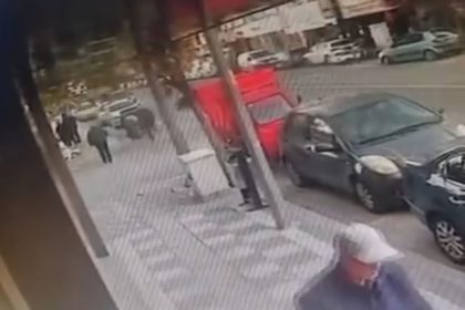 motosiklet-surucusunun-agir-yaralandigi-kaza-guvenlik-kamerasinda