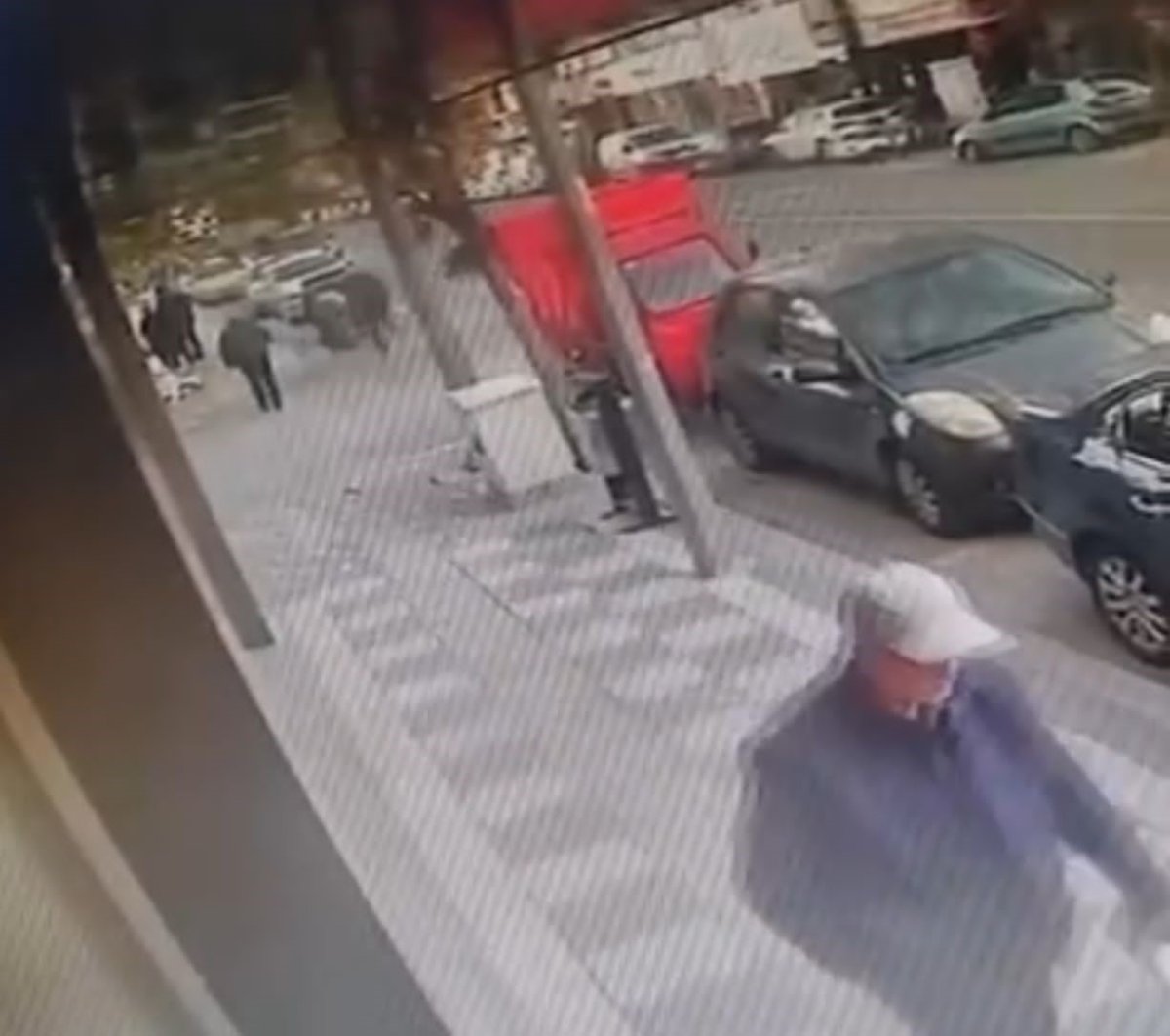 motosiklet-surucusunun-agir-yaralandigi-kaza-guvenlik-kamerasinda