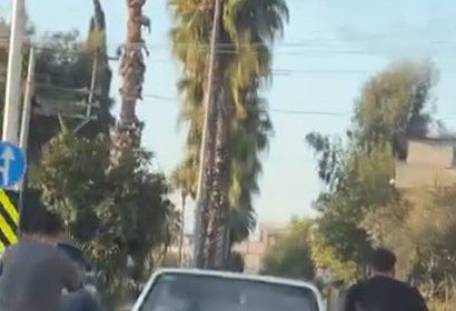 motosikletliler-yolda-kalan-otomobili-ayaklariyla-ittirdi