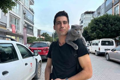 nasil-kacmiyor-diyenler-olsa-da-duman-sahibinin-omzunda-kenti-turluyor