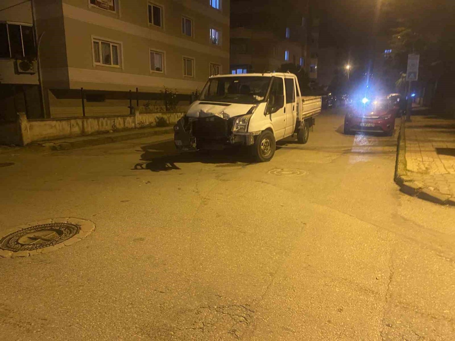 otobus-ile-kamyonet-carpisti-sans-eseri-yaralanan-olmadi