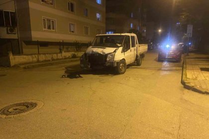 otobus-ile-kamyonet-carpisti-sans-eseri-yaralanan-olmadi