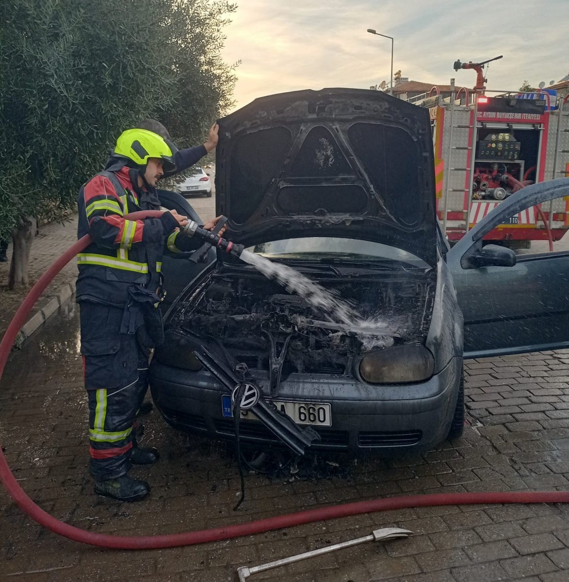 otomobil-seyir-halindeyken-alev-aldi