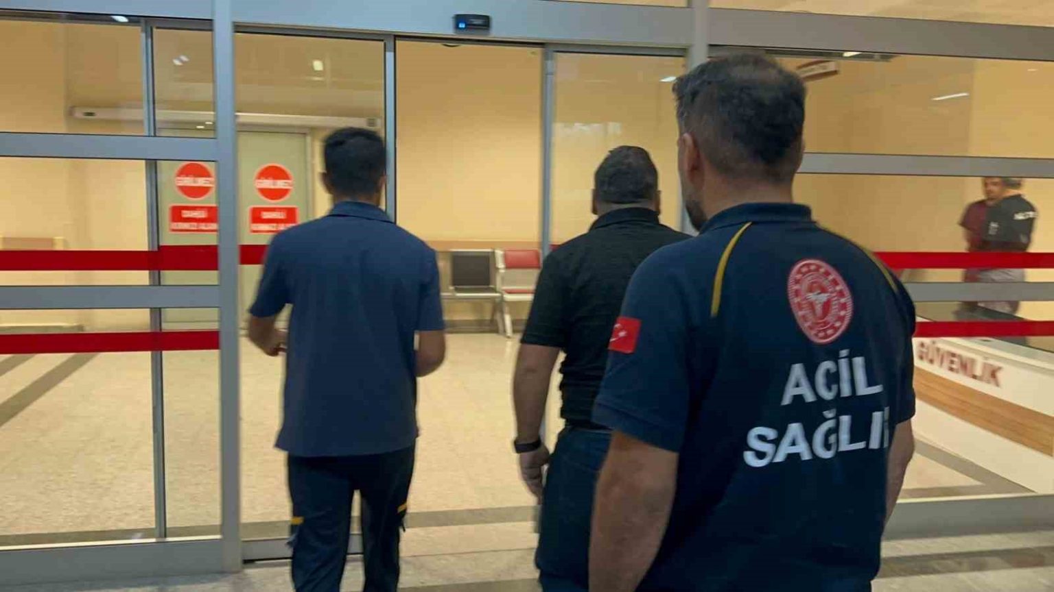 otomobilin-carpistigi-2-yaya-yaralandi