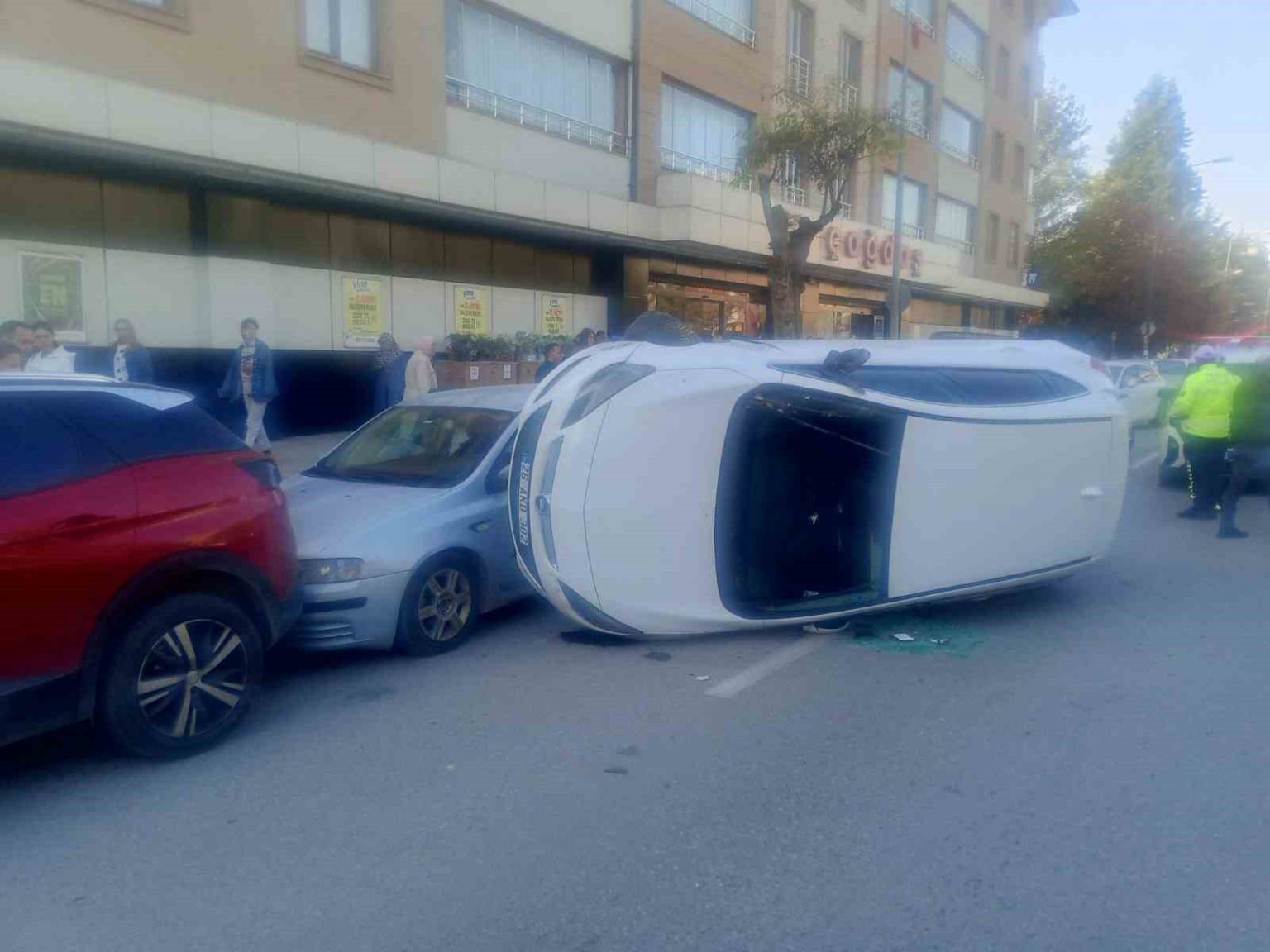 park-halindeki-araclara-carpan-otomobil-yan-yatti-1-yarali