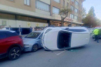 park-halindeki-araclara-carpan-otomobil-yan-yatti-1-yarali