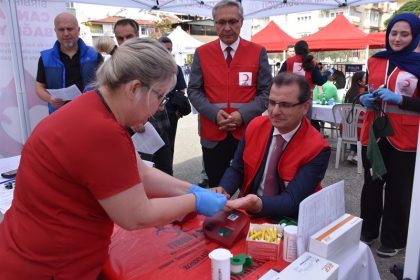 salihliden-kizilaya-rekor-kan-bagisi