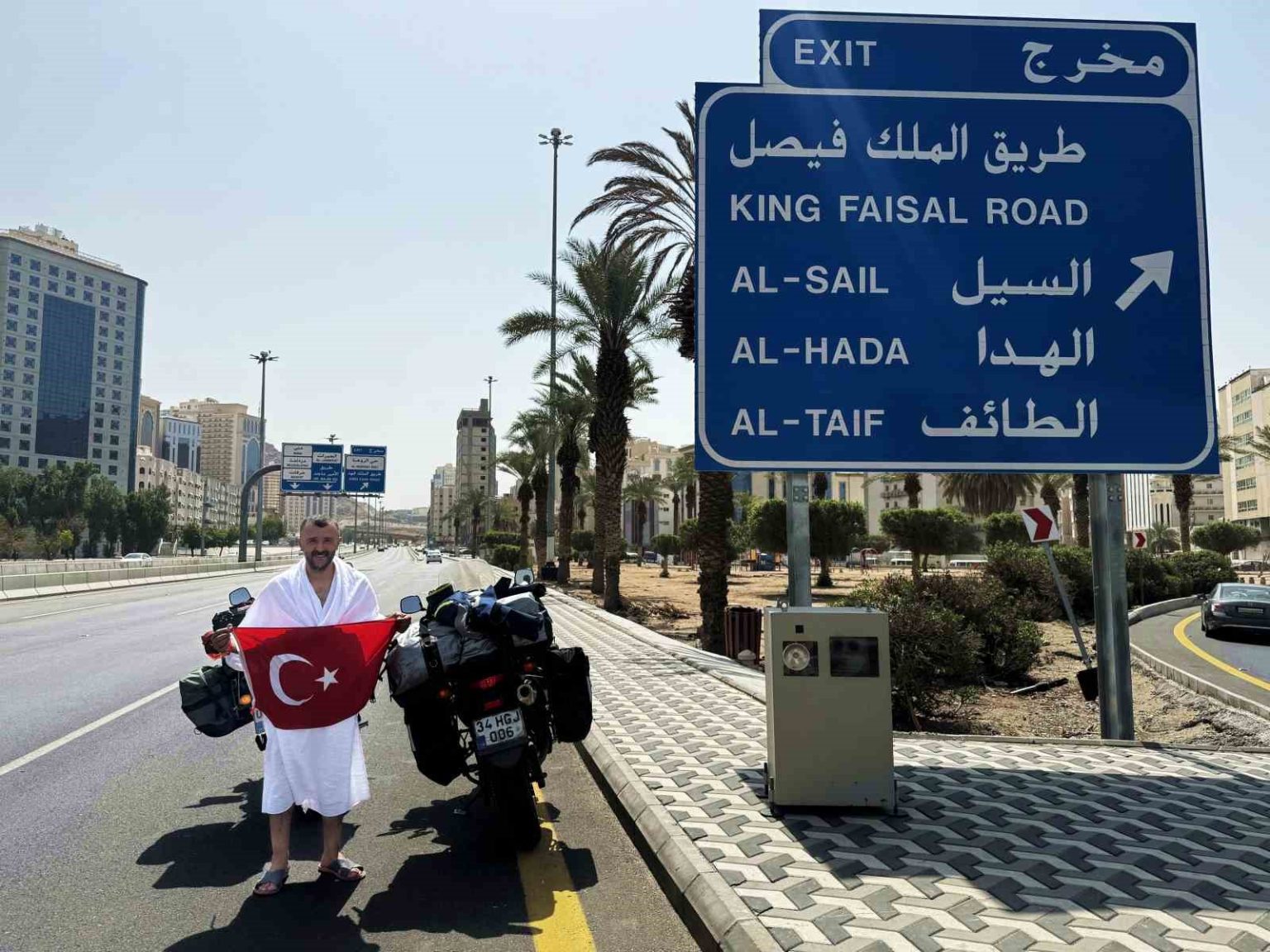 sigarayi-birakti-motosikleti-ile-250-bin-kilometre-yol-yapti-son-duragi-umre-oldu