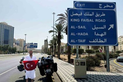 sigarayi-birakti-motosikleti-ile-250-bin-kilometre-yol-yapti-son-duragi-umre-oldu