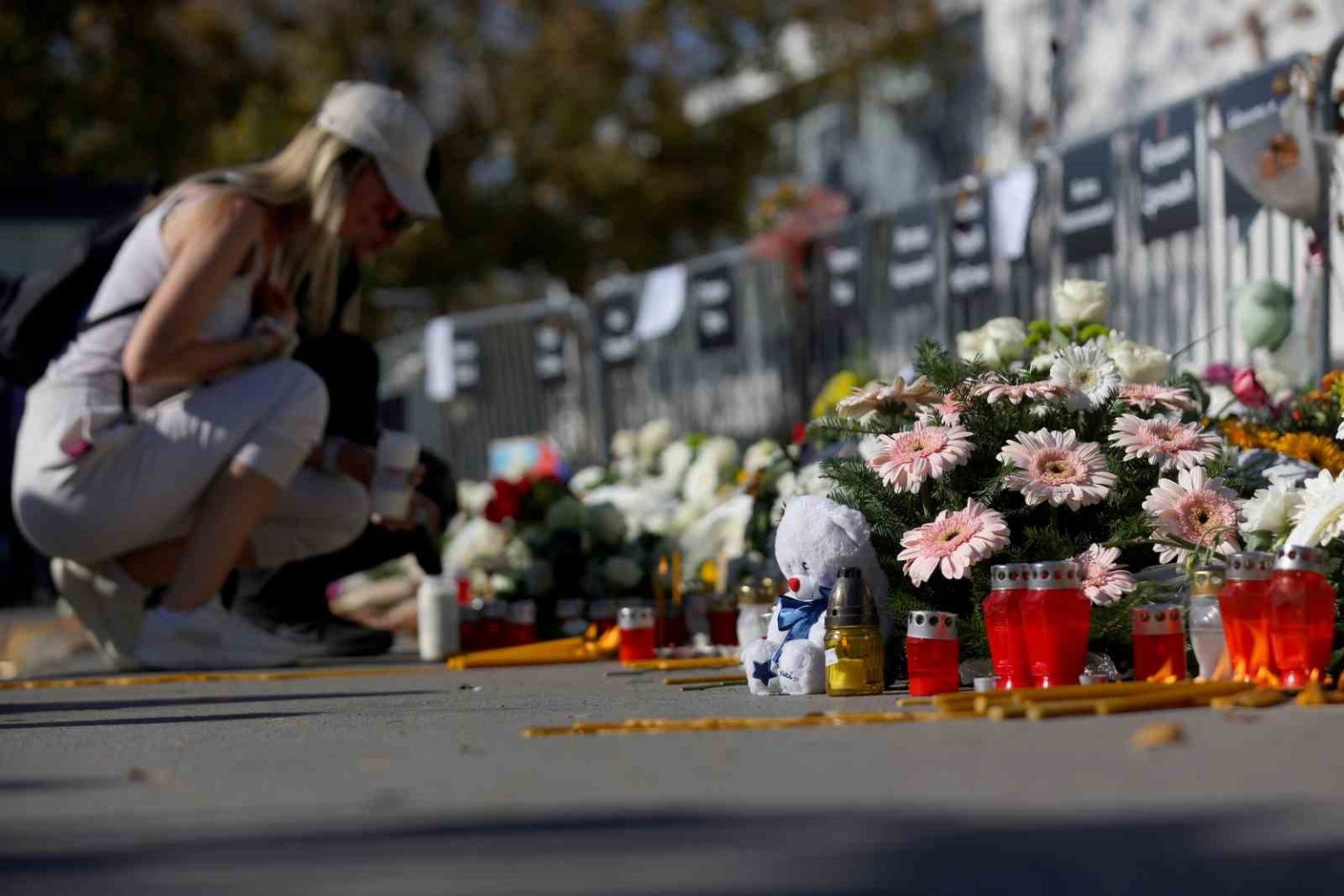 sirbistanda-on-binlerce-protestocu-tren-istasyonu-faciasinin-yildonumde-novi-sadda-bir-araya-geldi