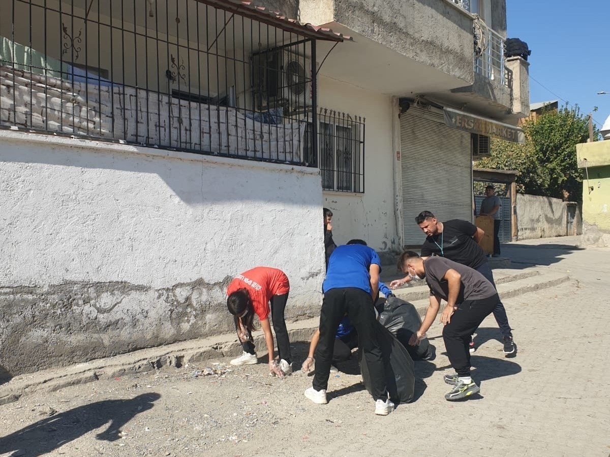 spor-lisesi-ogrencileri-cevreye-el-atti-mahalleyi-temizledi