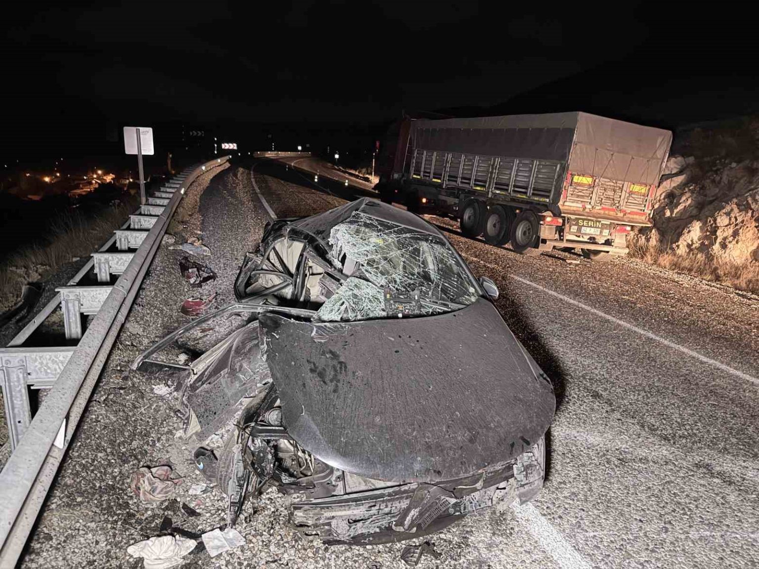 tira-carpan-otomobilde-4-kisi-yaralandi