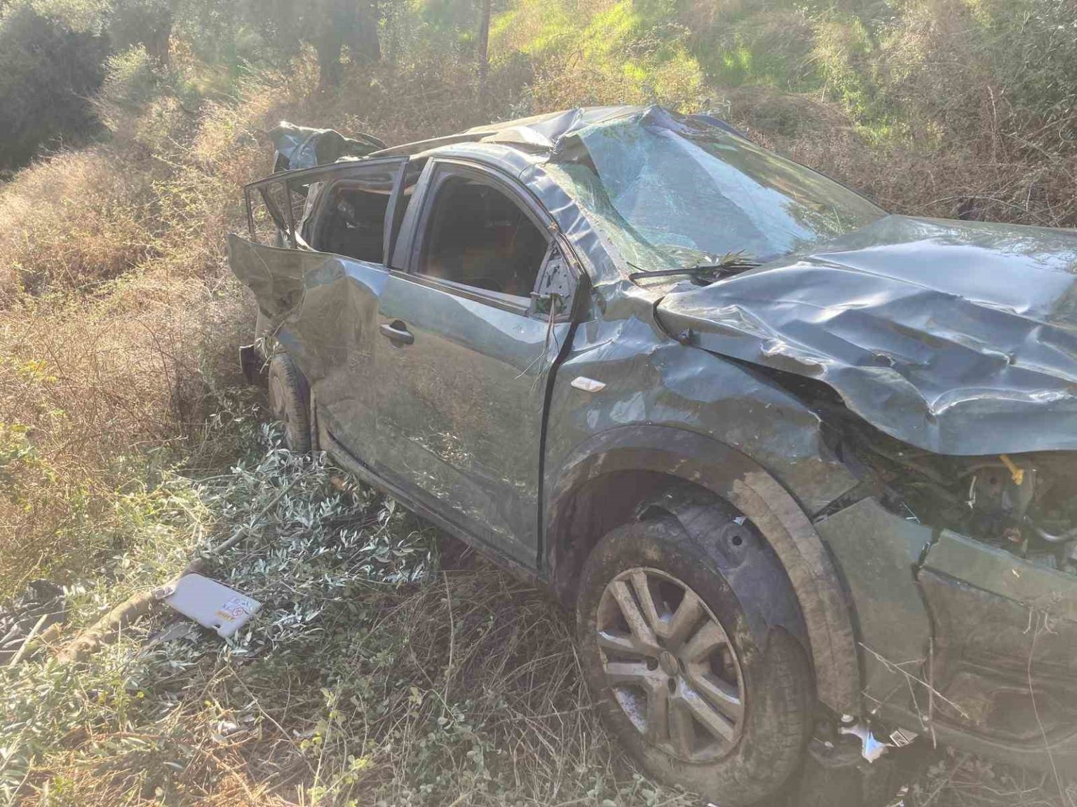 ucuruma-devrilen-otomobilin-kadin-surucusu-halat-yardimiyla-kurtarildi