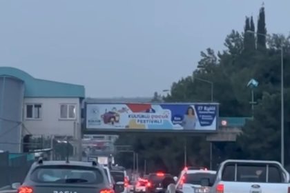 yatarak-motosiklet-suren-maganda-kamerada