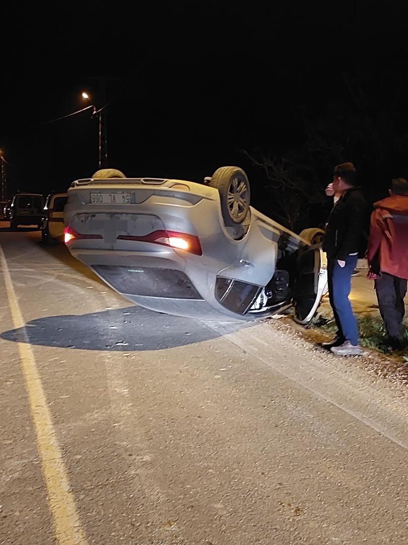 yola-dokulen-kuma-carpan-otomobil-takla-atti