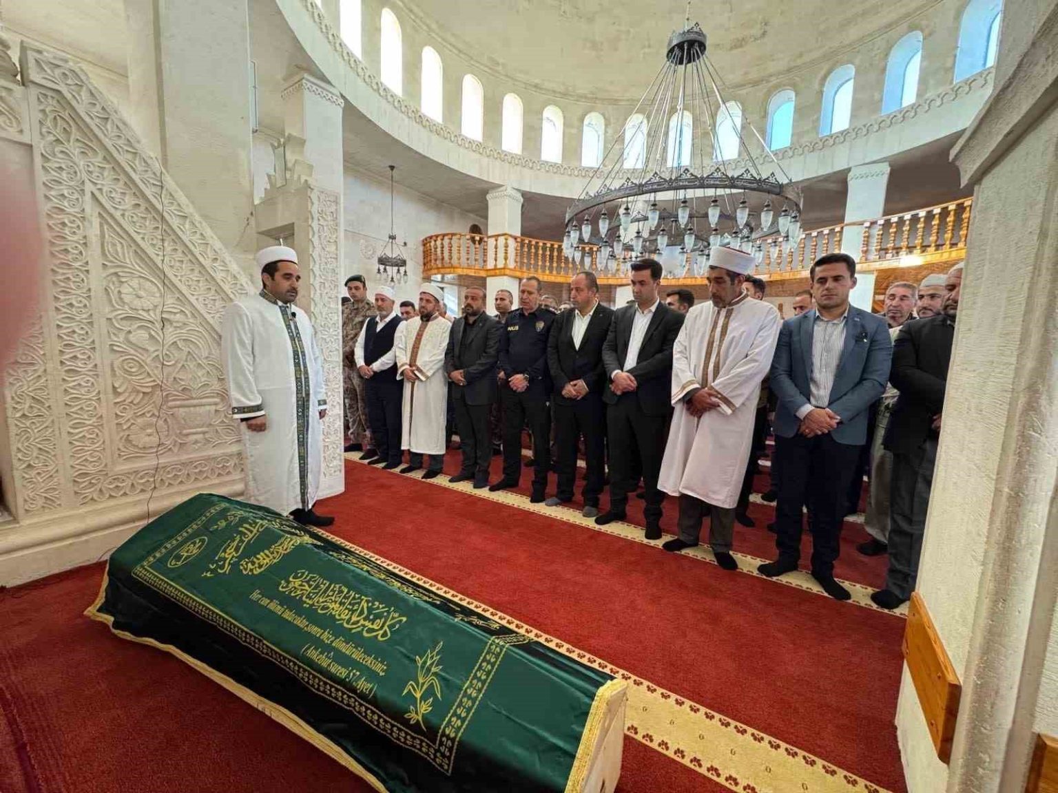 15-temmuz-sehidinin-babasi-dualarla-topraga-verildi