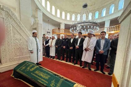 15-temmuz-sehidinin-babasi-dualarla-topraga-verildi