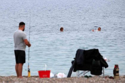 antalyada-kasim-ayinda-denize-girmenin-keyfini-cikardilar