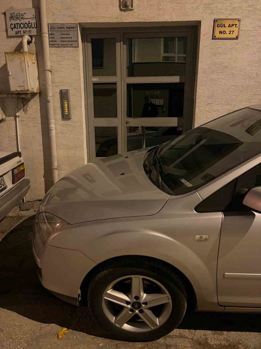 apartman-onune-park-edilen-arac-yuzunden-vatandas-evine-giremedi