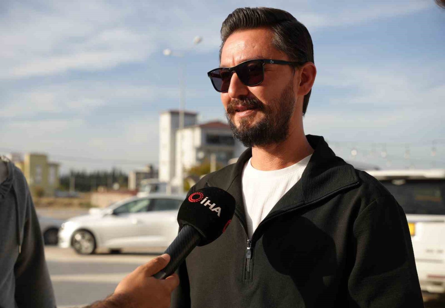 avukat-cubbesi-giyip-arac-tanitimi-yapan-galerici-sadece-farkli-dikkat-cekici-bir-tanitim-olsun-diye-ugrastik