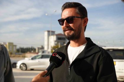 avukat-cubbesi-giyip-arac-tanitimi-yapan-galerici-sadece-farkli-dikkat-cekici-bir-tanitim-olsun-diye-ugrastik