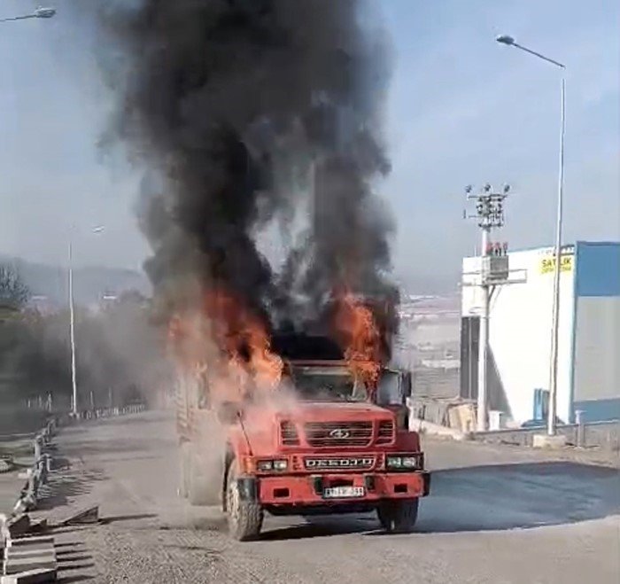 ayni-noktada-yarim-saat-arayla-iki-kamyon-yandi