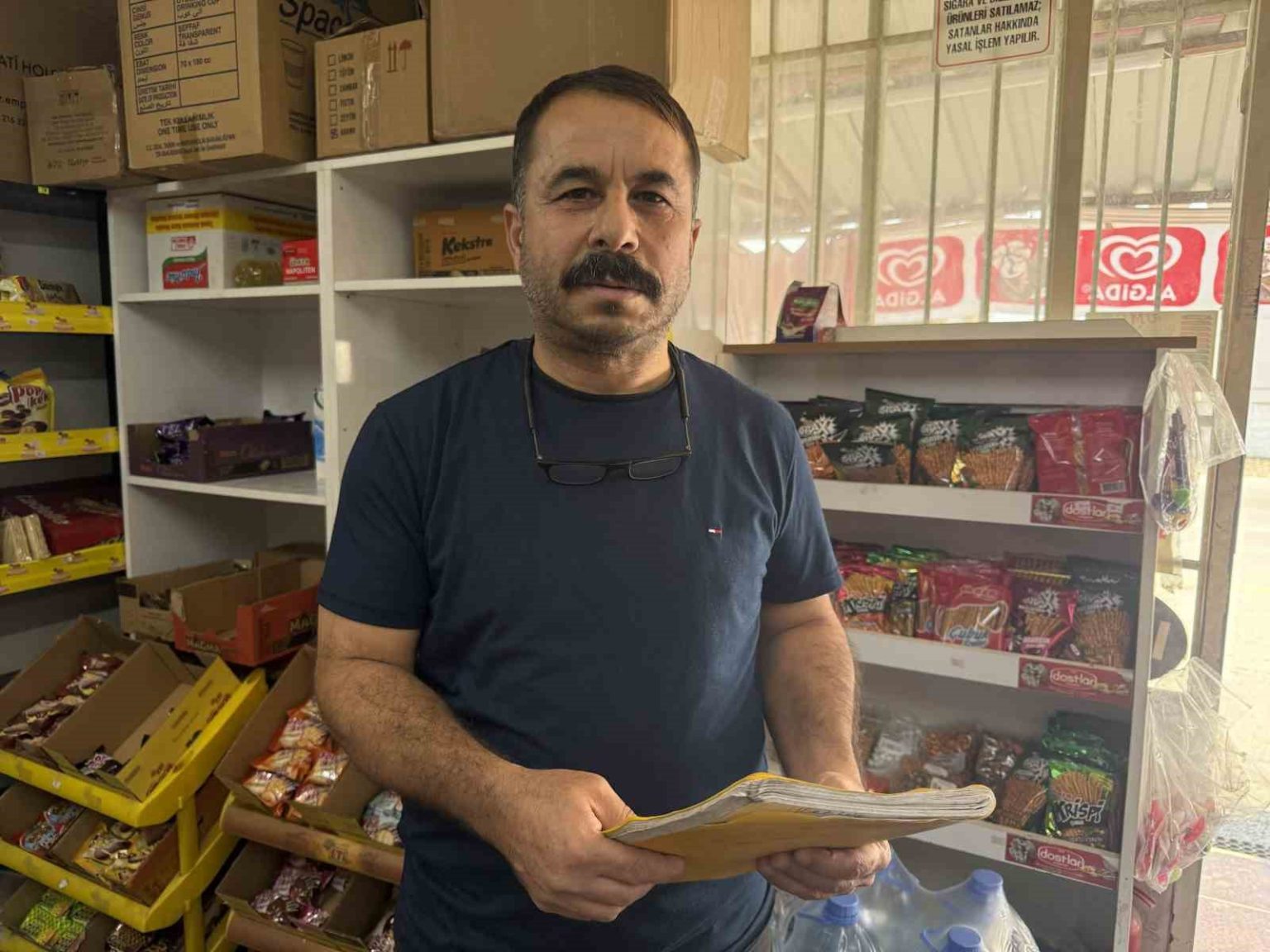 bakkalin-veresiye-defterini-satin-alan-gizemli-hayirsever-borclari-odeyip-defteri-yakti