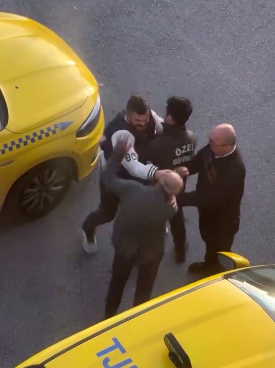 basaksehirde-taksiciye-meslektasinin-tokatli-saldirisi-kamerada