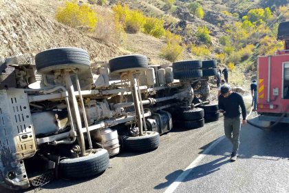 batmanda-viraji-alamayan-asfalt-yuklu-kamyon-devrildi