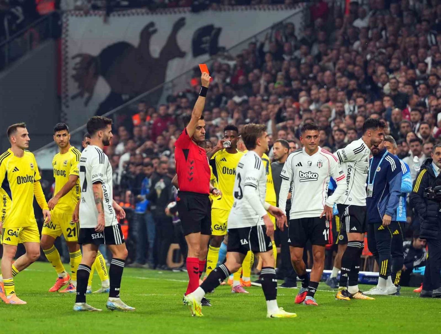 besiktas-bir-fenerbahce-macinda-yine-kirmizi-kart-gordu