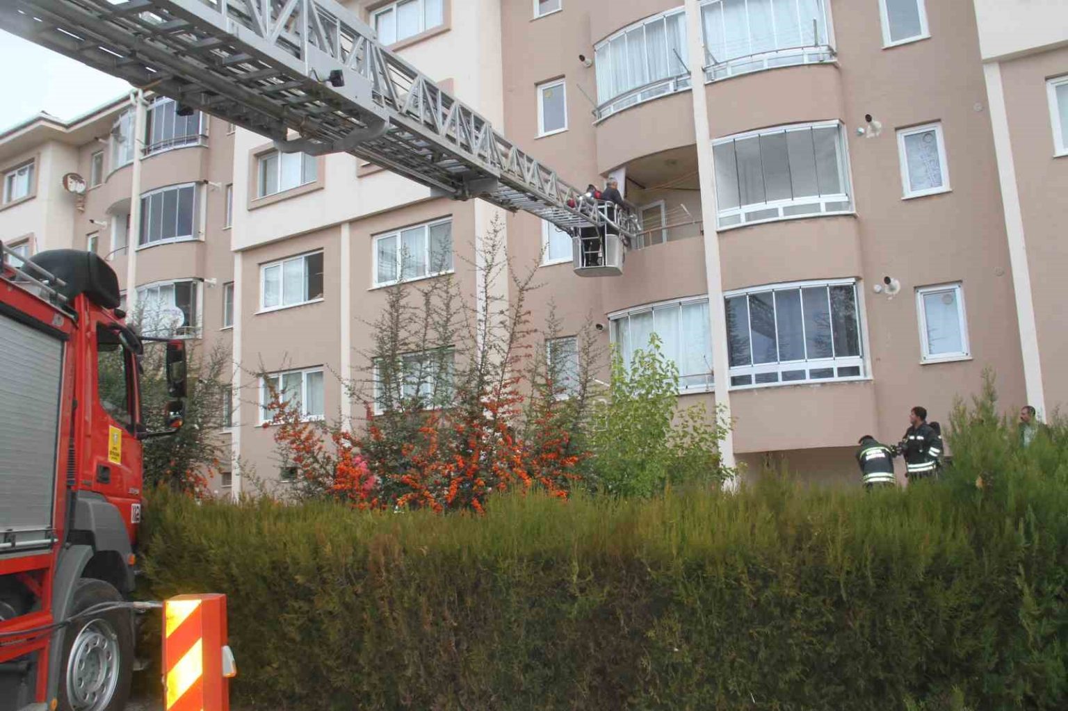 beysehirde-binada-yangin-panigi