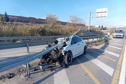 bilecikte-kontrolden-cikan-otomobil-bariyerlere-carpti-6-kisi-yaralandi