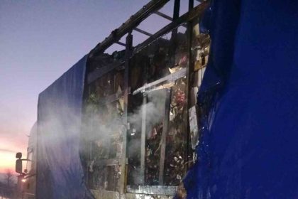 boluda-kuruyemis-yuklu-dorse-yandi