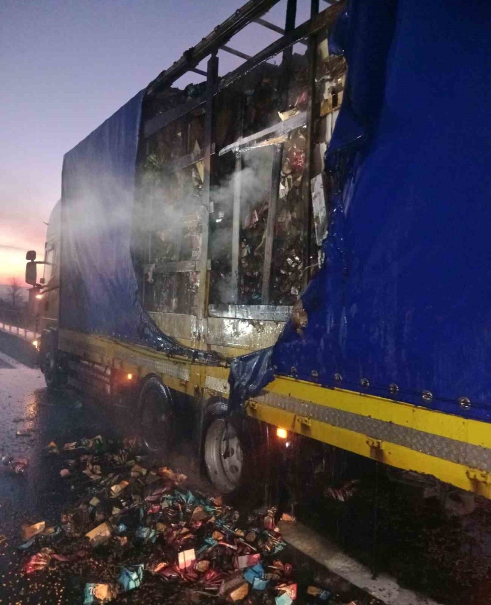 boluda-kuruyemis-yuklu-dorse-yandi