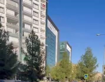 bu-kadarina-da-pes-yolda-kalan-fiat-tofasi-baska-bir-aracin-kaputuna-cikip-ayaklari-ile-ittirdiler