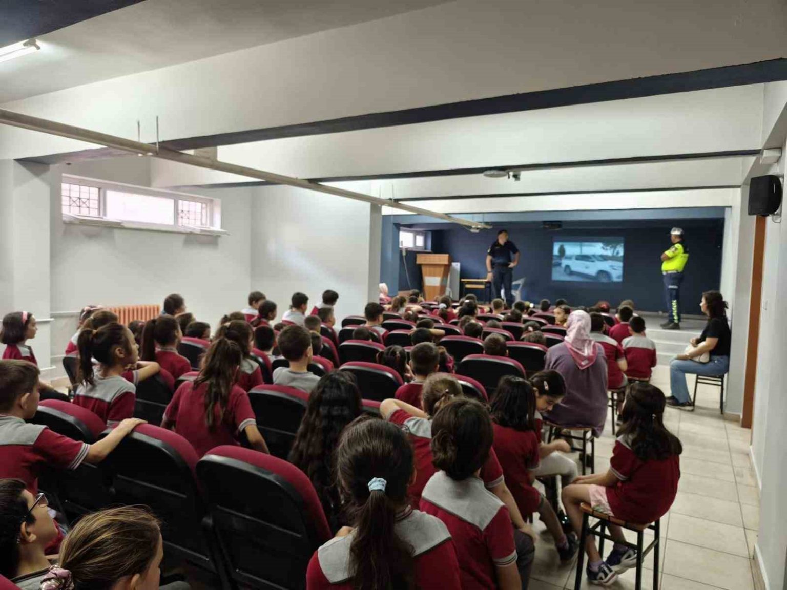 buharkentte-jandarma-minik-ogrencilere-gorevlerini-anlatti