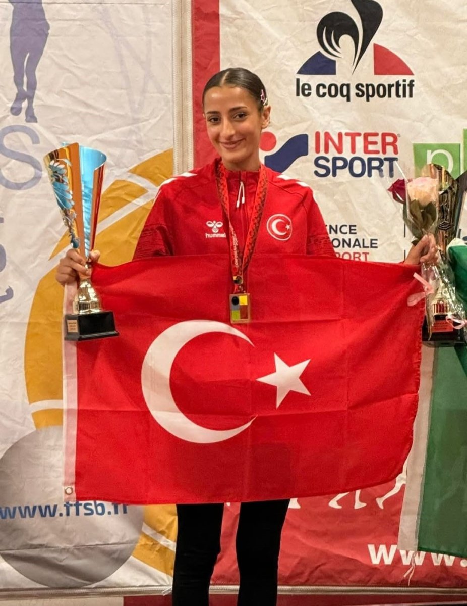 bursa-buyuksehir-belediyesporlu-nazmiye-ak-dunya-ucuncusu