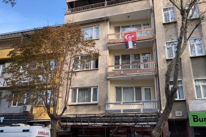 bursada-balkondan-dusen-yasli-adam-hayatini-kaybetti